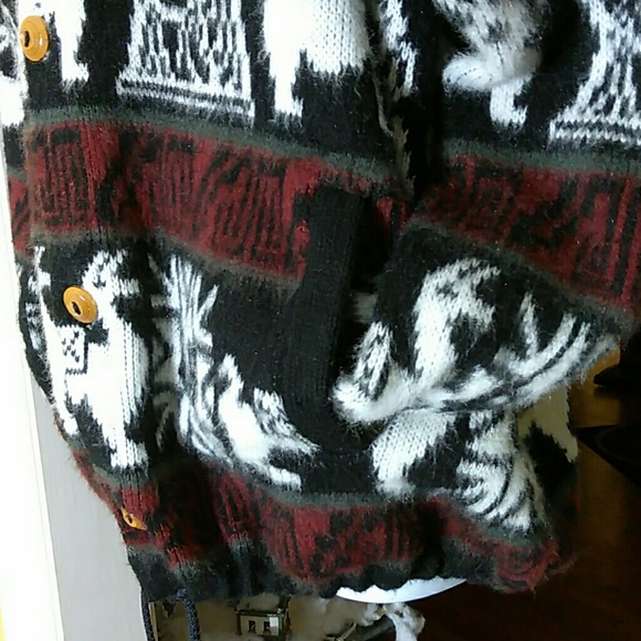 Hooded sweater with wooden buttons - Picture 6 of 7